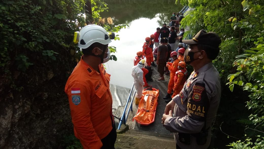 podiumnews.com-Sosok Mayat Pelajar Ditemukan Mengambang di Bendungan Kampus Udayana Jimbaran